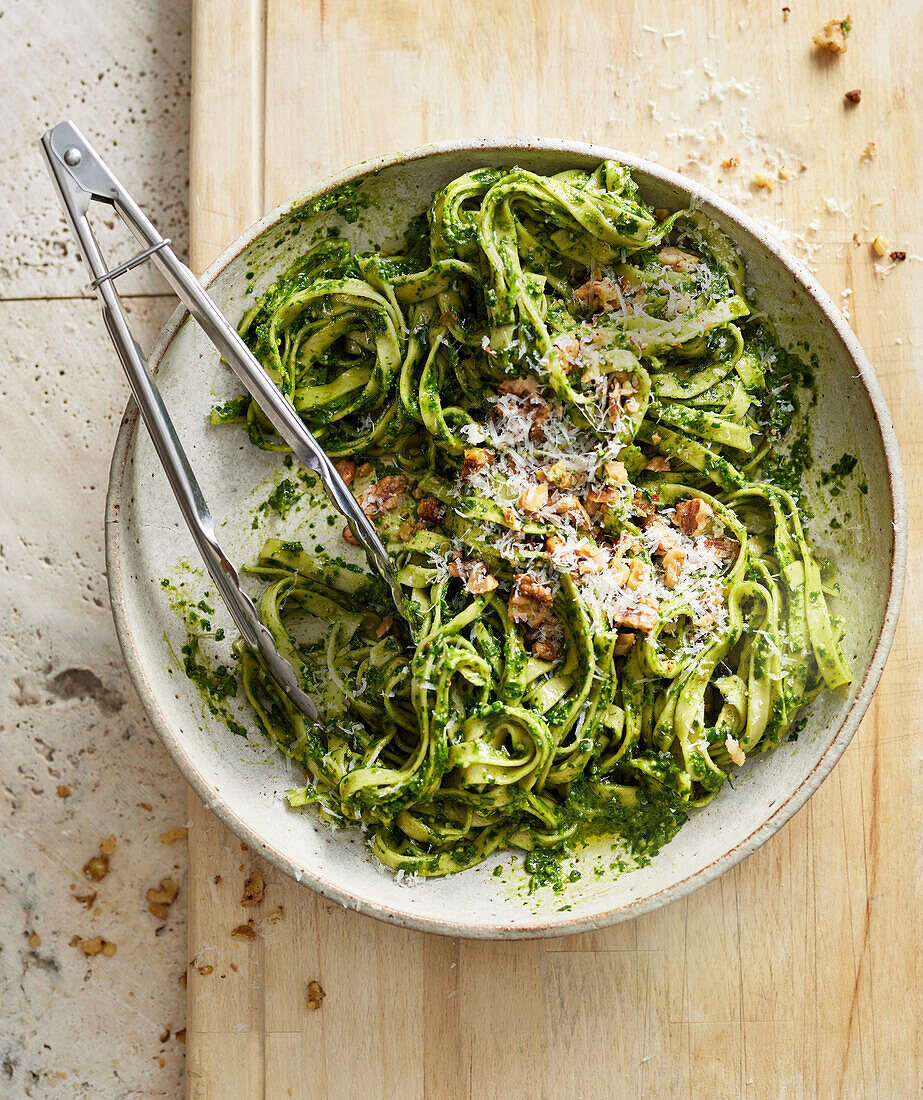 Linguine mit grüner Sauce und Nüssen