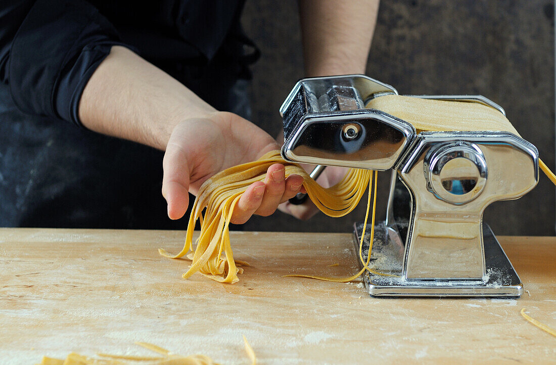 Cut tagliatelle with the pasta machine