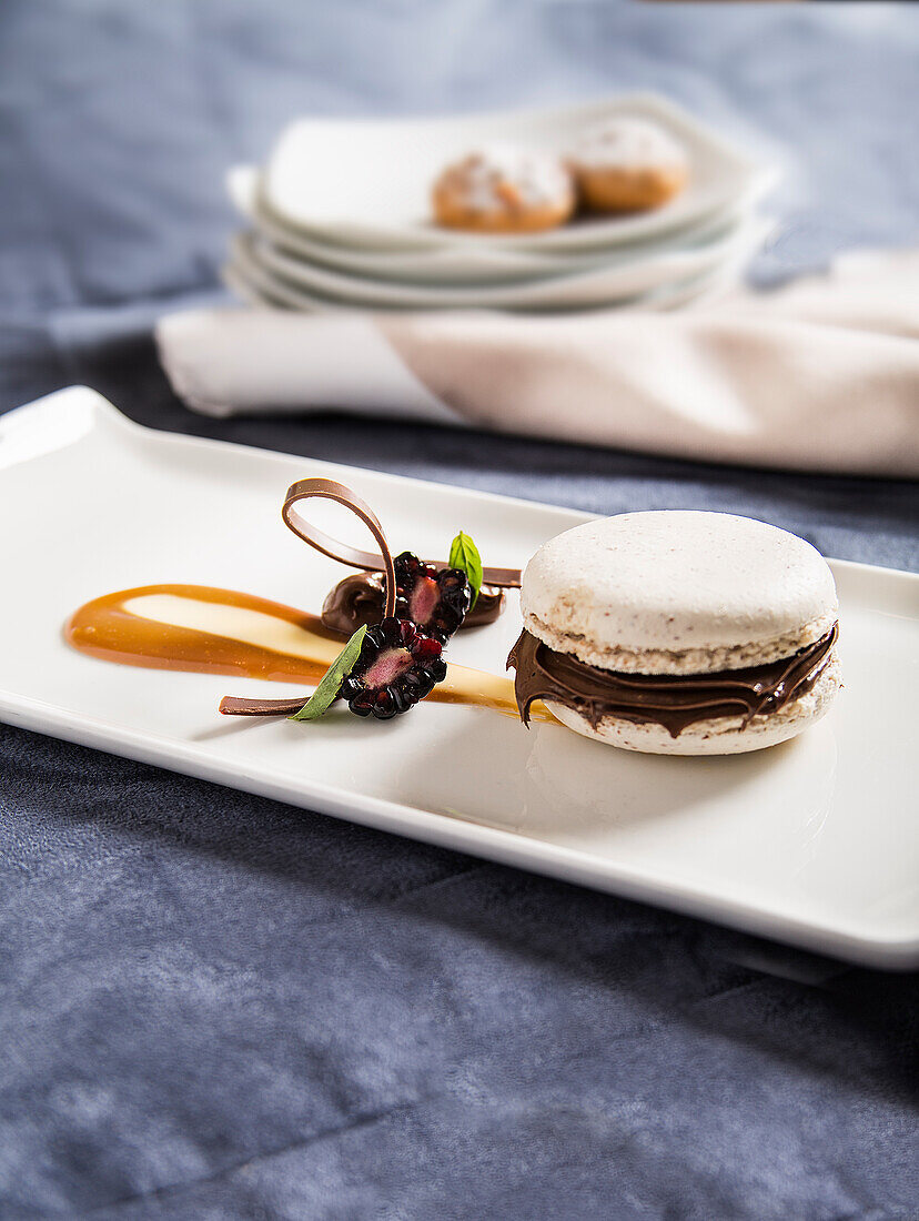 Mit Schokolade gefüllter Macaron