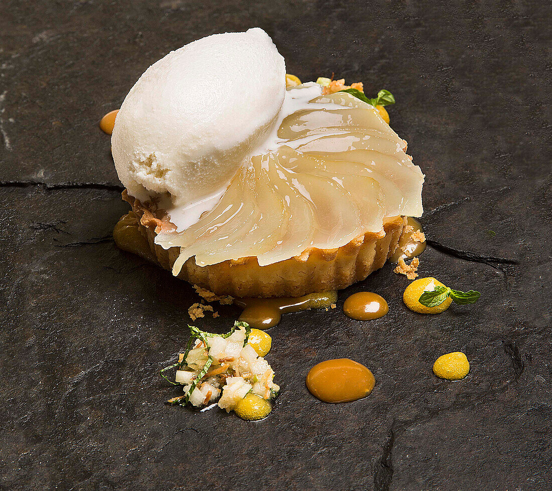 Lemon tartlet with vanilla ice cream