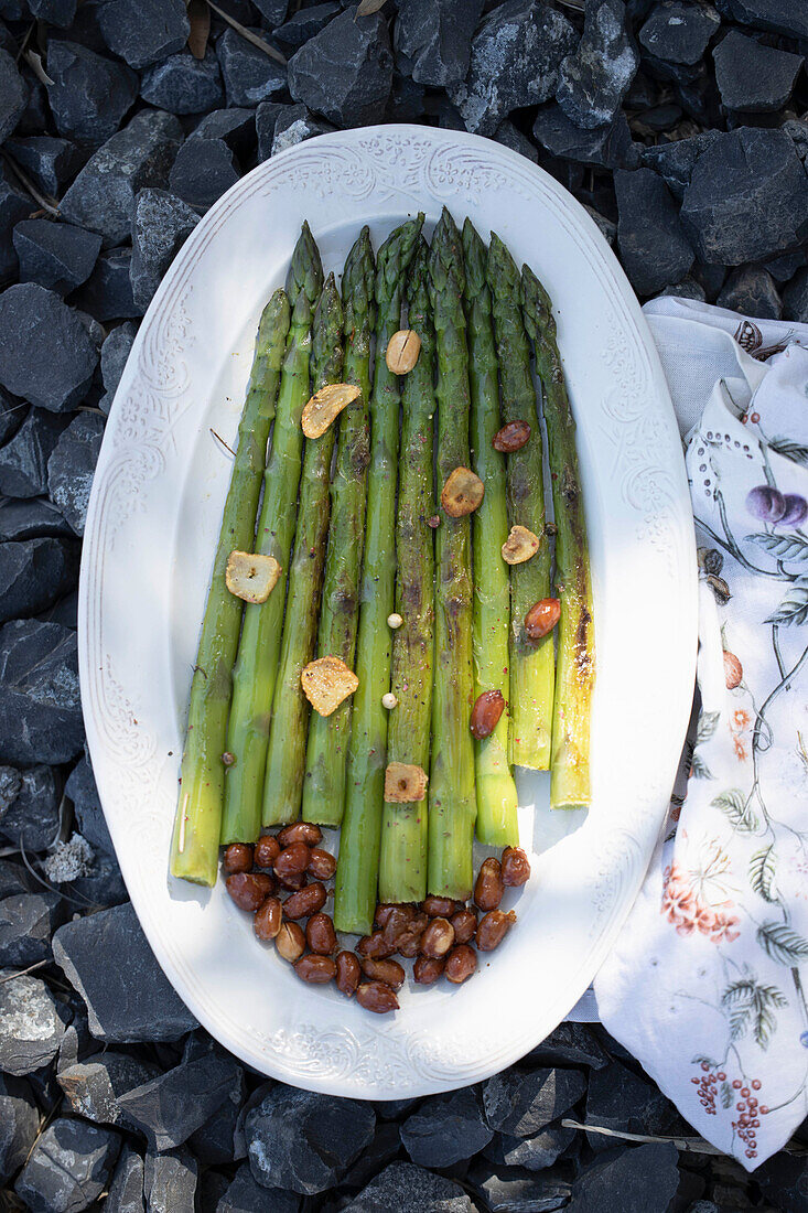 Grüner Spargel mit Erdnüssen