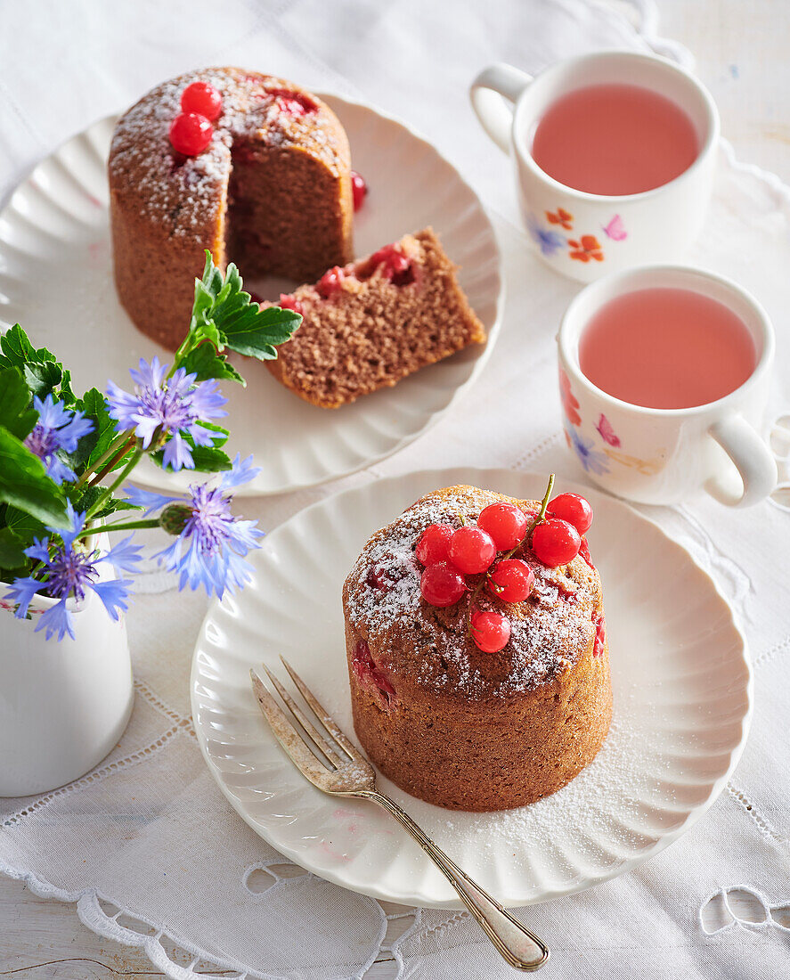 Minikuchen aus Lebkuchenteig mit roten Johannisbeeren