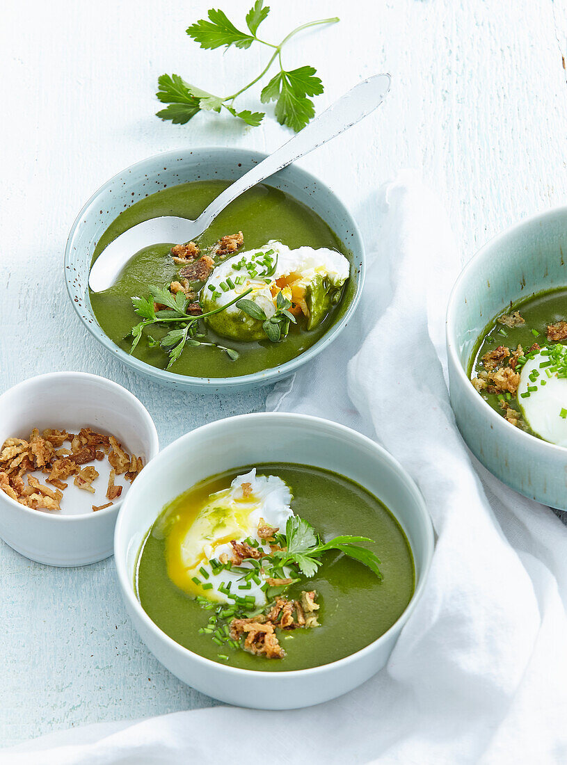 Frühlingsgrüne Suppe mit pochiertem Ei