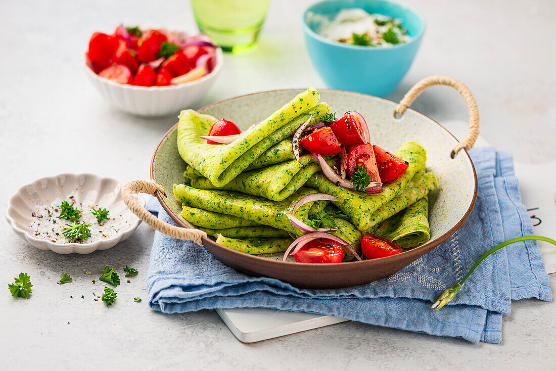 Bärlauch-Pfannkuchen mit Tomatensalat