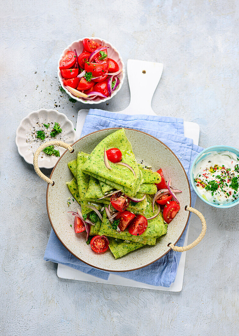 Bärlauch-Pfannkuchen mit Tomatensalat