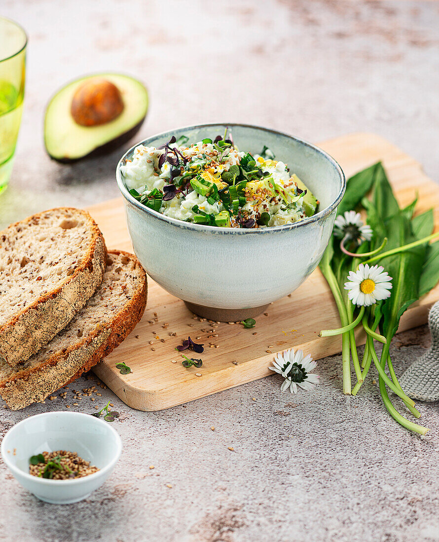 Wild garlic-avocado spread