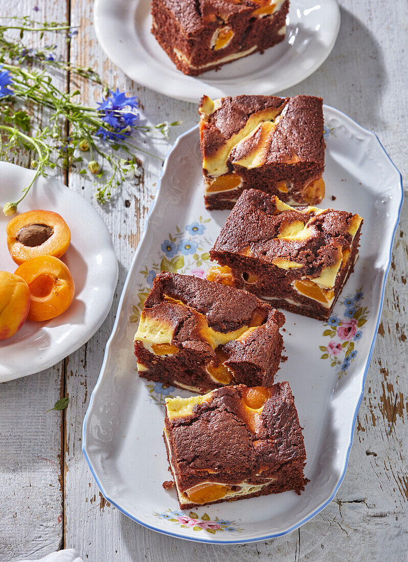 Aprikosen-Schokoladen-Blechkuchen