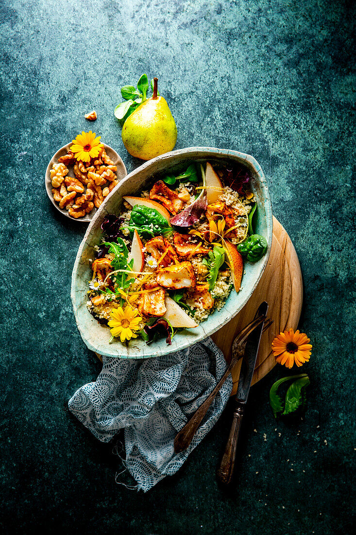 Couscous-Birnensalat mit Walnüssen und gratiniertem Ziegenbrie