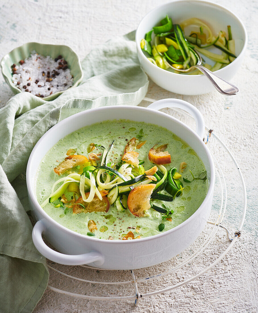 Zucchini-Basilikum-Suppe mit Knoblauchcroûtons