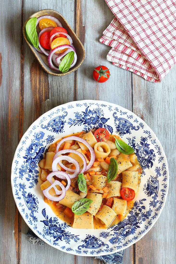 Sommernudelsuppe mit Cannellini-Bohnen und Kirschtomaten