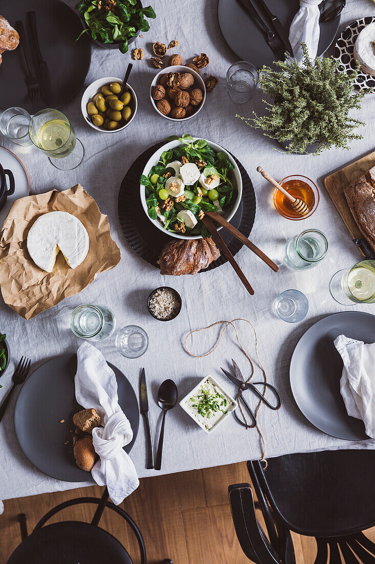 Gedeckter Tisch mit Salat und Käse