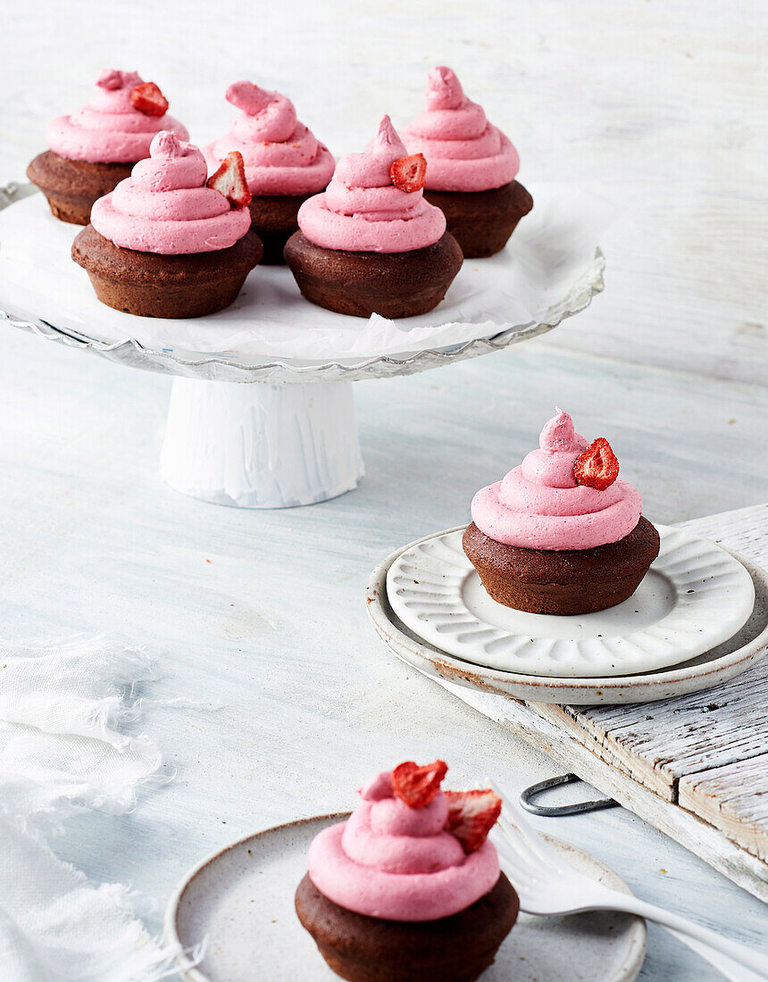 Schokoladen-Cupcakes mit Erdbeer-Buttercreme