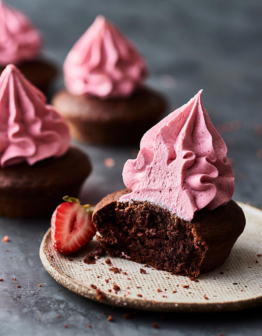 Schokoladen-Cupcakes mit Erdbeer-Buttercreme