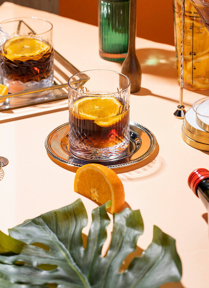 Negroni-Cocktail mit Orangenscheibe