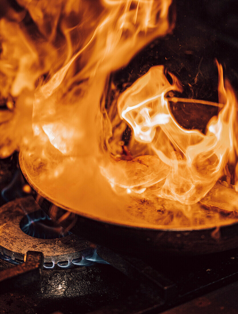 Bratpfanne hat Feuer gefangen