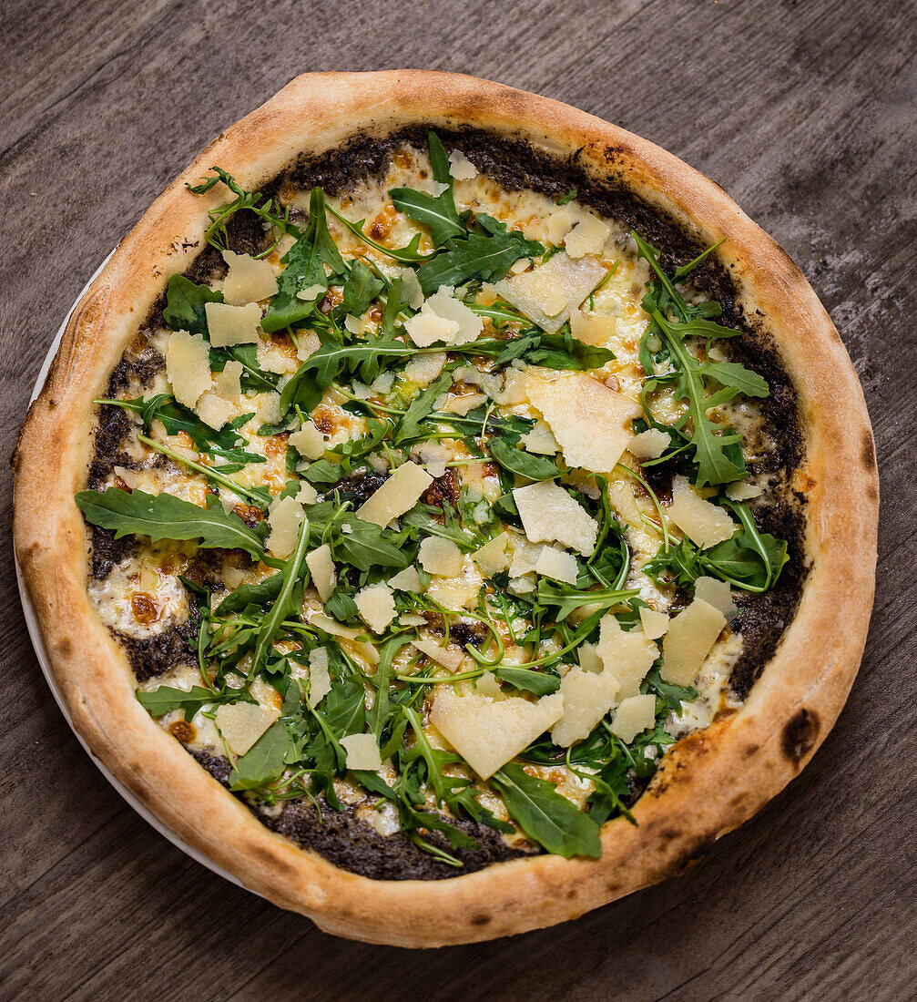 Pizza with rocket and parmesan