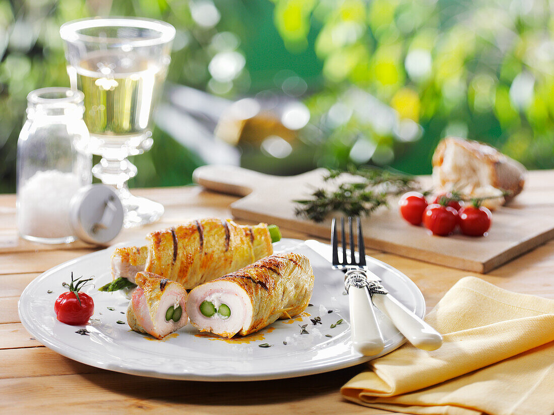 Turkey rolls with asparagus and cream cheese