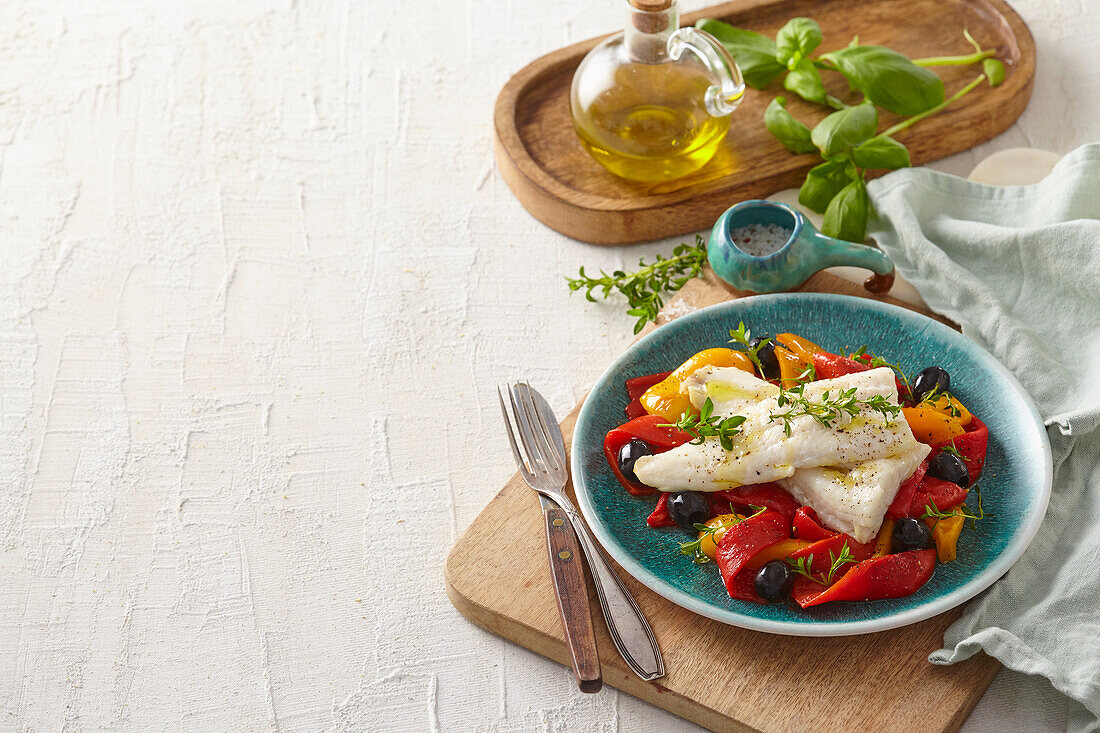 Marinierte Seebarschfilets mit gerösteten Paprika und Oliven
