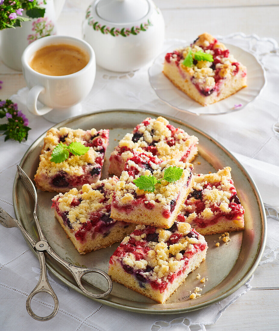 Fruit crumble cake