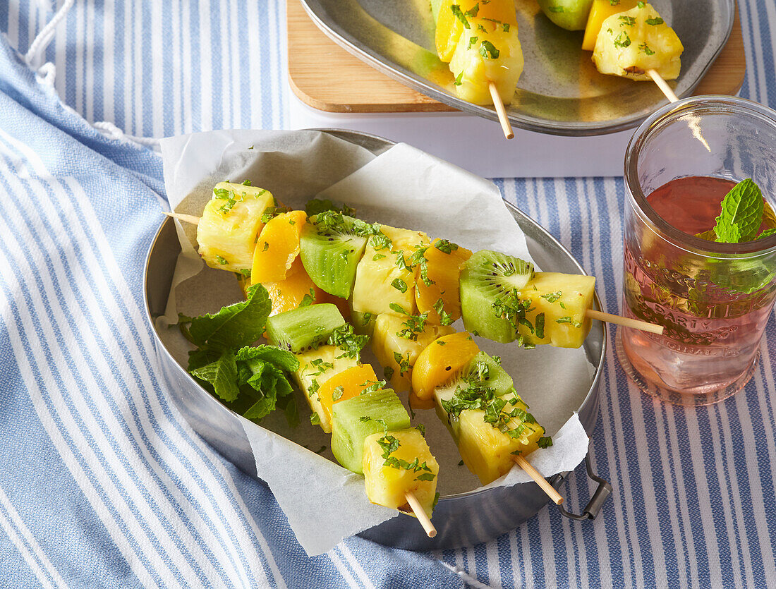 Obstspieße mit Kiwi, Mango und Ananas