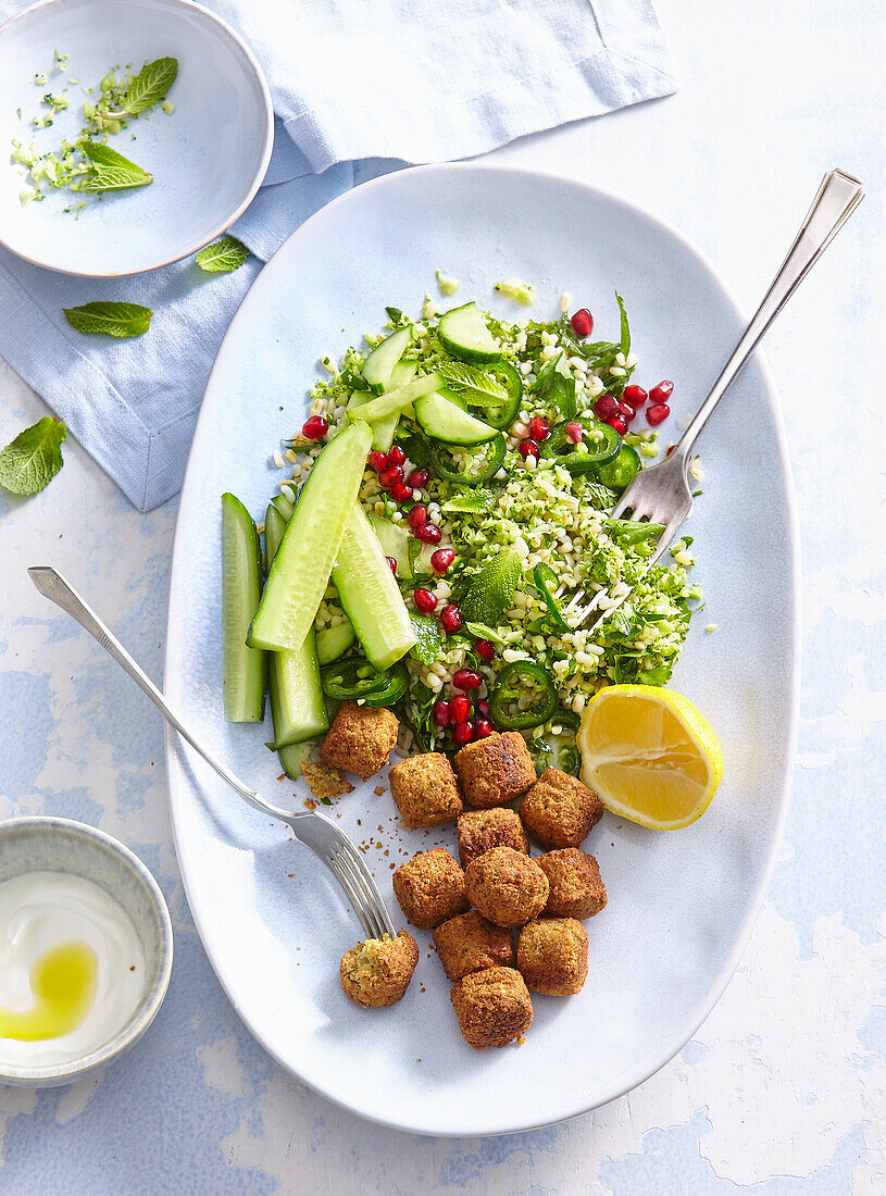 Grüner Bulgursalat mit Falafel