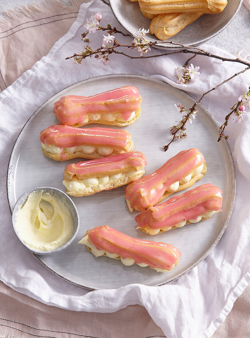 Eclairs mit Himbeerglasur