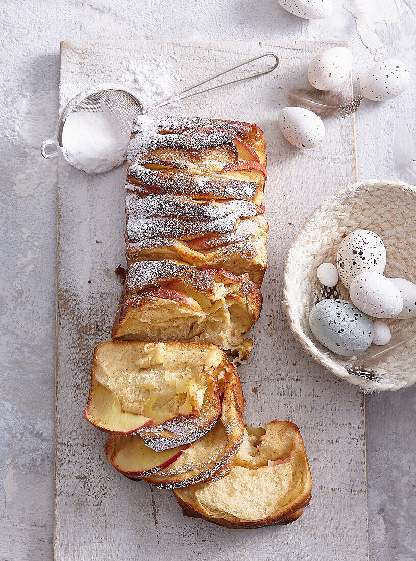 Apple pie pull-apart bread