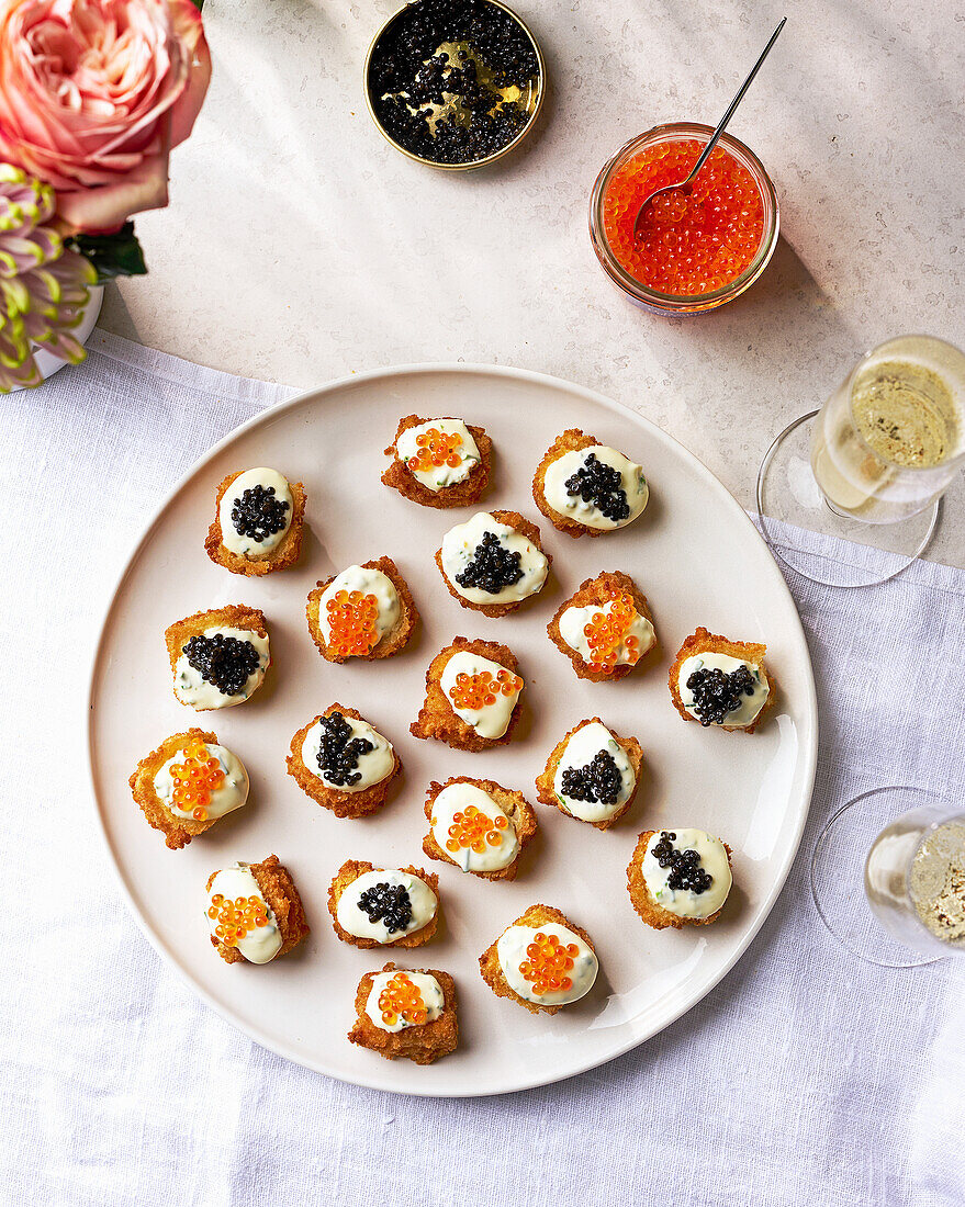 Mini rösti with crème fraîche and caviar