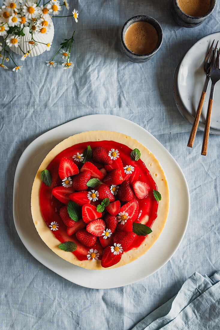 Strawberry cheesecake with biscuit base without baking
