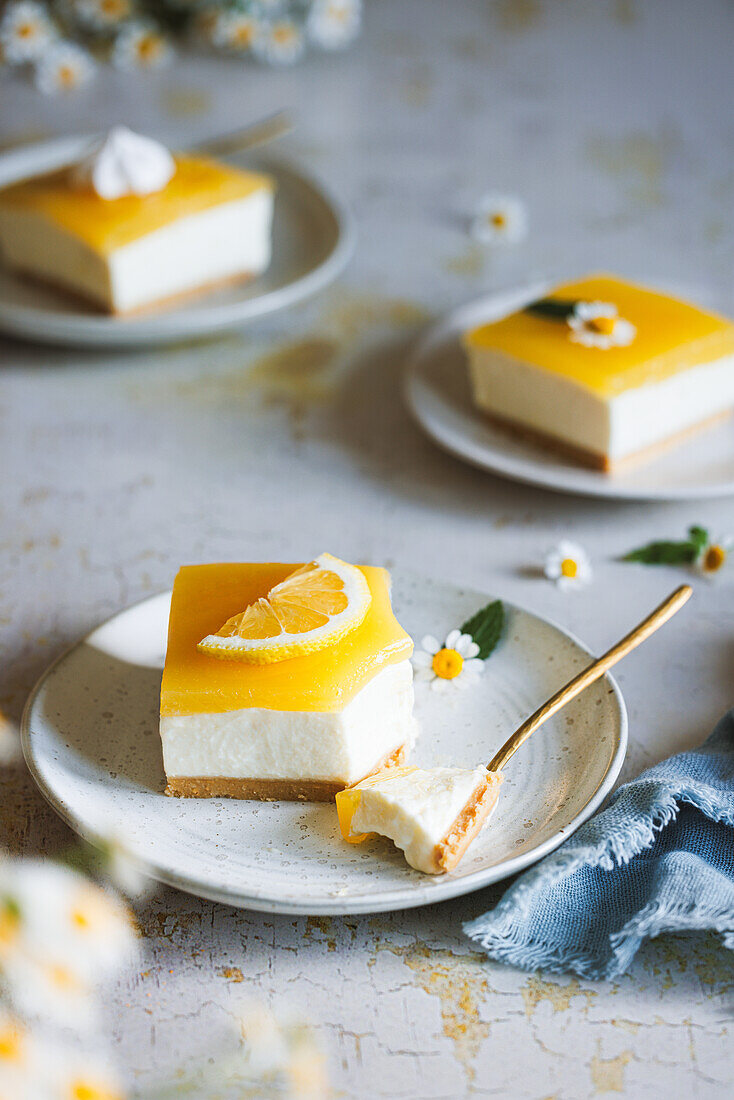 Zitronen-Käsekuchen ohne Backen mit Keksboden