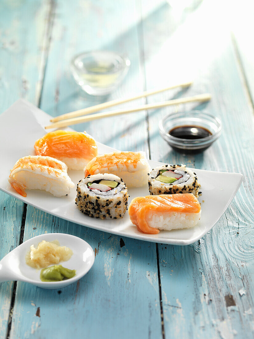 Nigiri Sushi und California Rolls