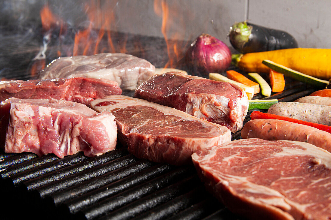 Rohe Rinderlenden und Gemüse auf dem Grill