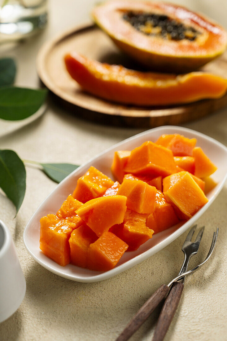 Frische Papayafrüchte in Würfeln
