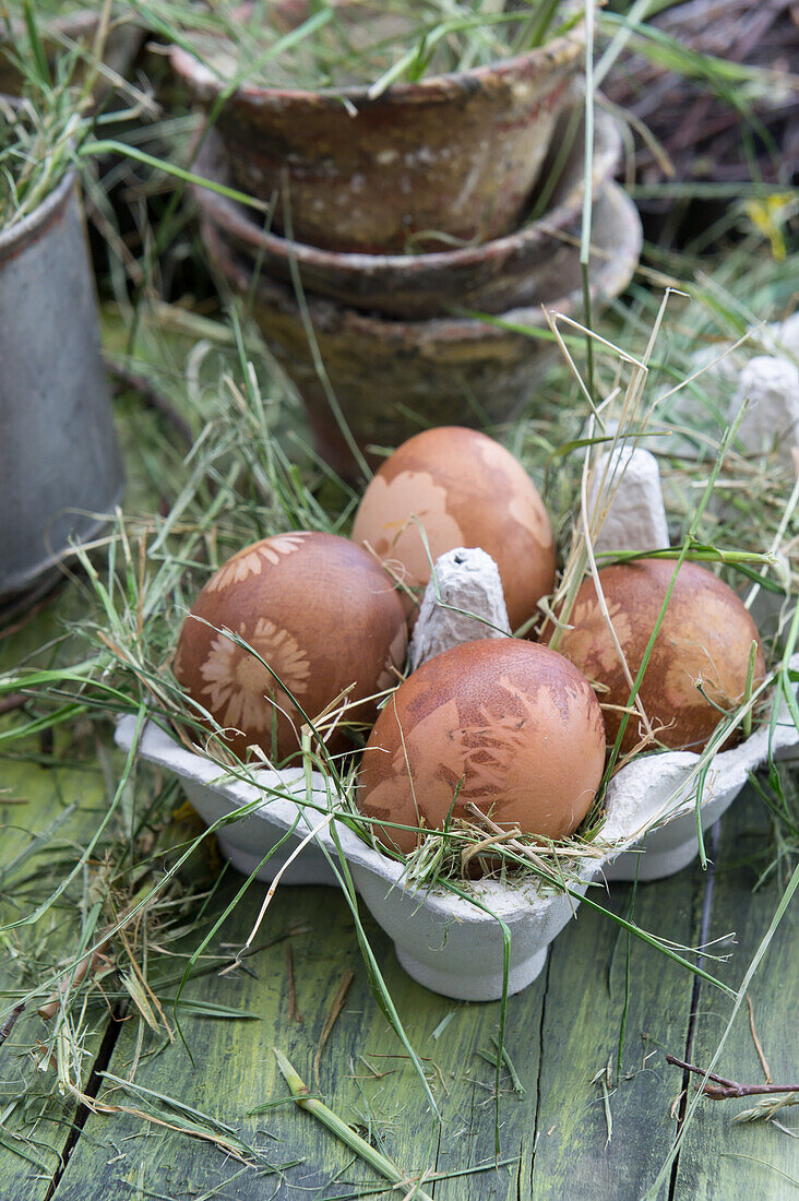 In Zwiebelschalen gefärbte Ostereier mit Blumendeko