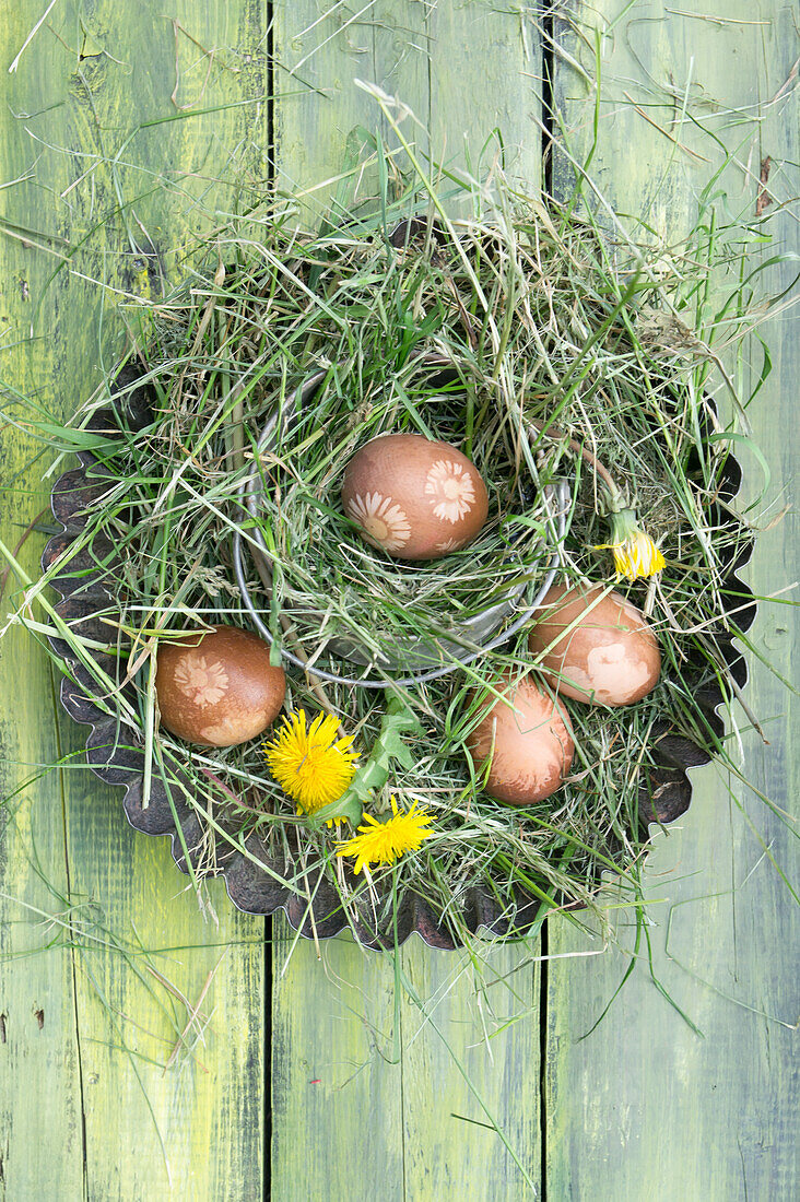 In Zwiebelschalen gefärbte Ostereier mit Blumendeko