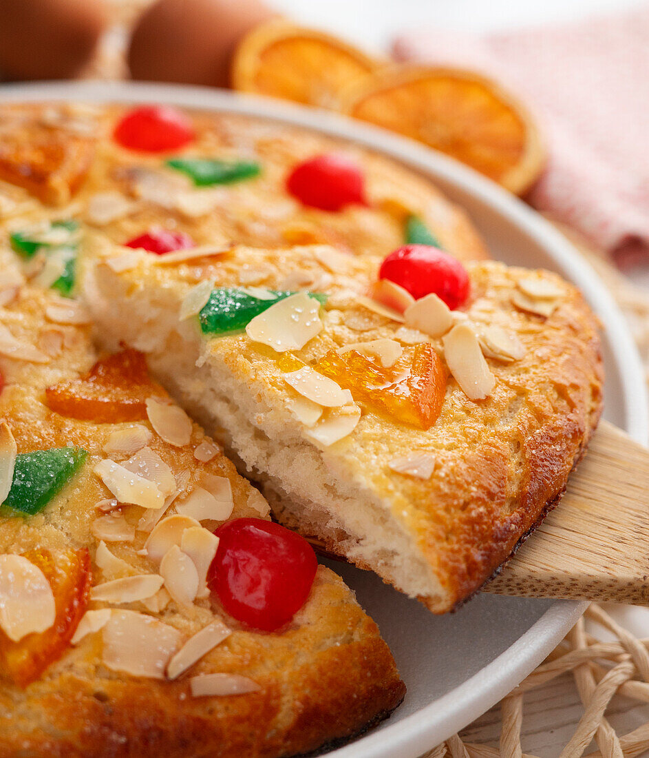 Coca de Sant Joan – traditioneller San-Juan-Kuchen zur Feier der Sommeranfangs