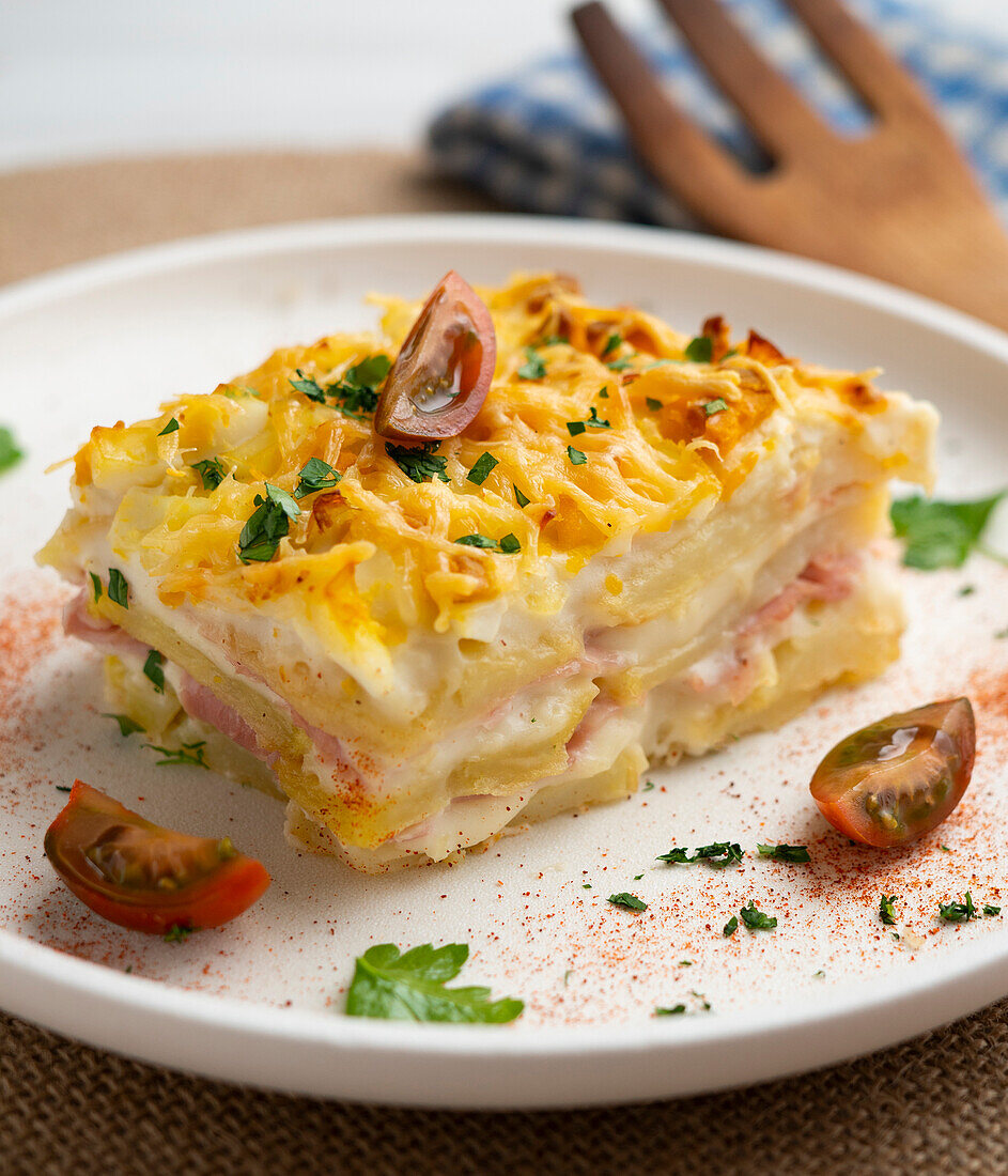 Potato pie with béchamel sauce, ham and cheese