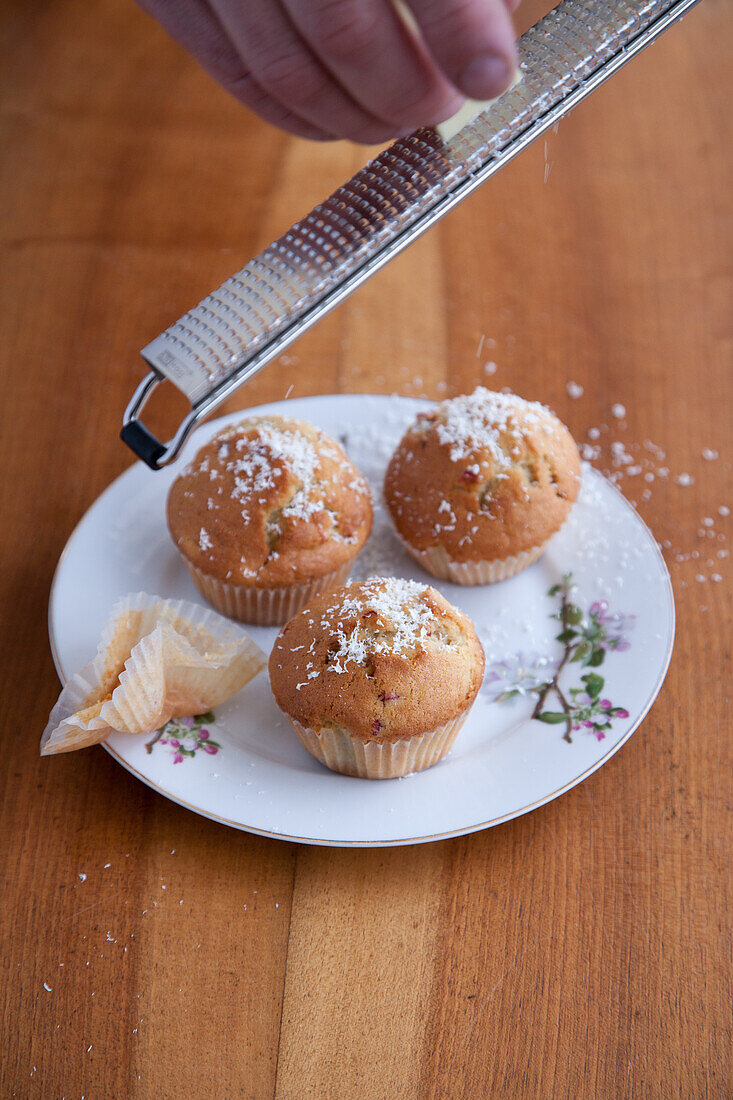 Muffins mit Kornelkirschen und weißer Schokolade