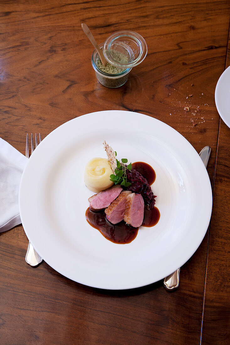 Ente mit Zwiebelsauce, Rotkohl und Kartoffelpüree