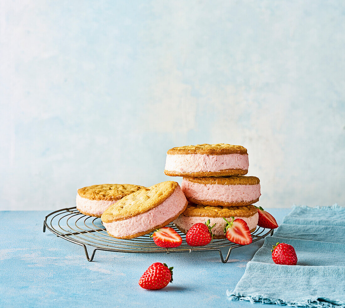 Blondie-Cookies-Sandwiches mit Erdbeercreme