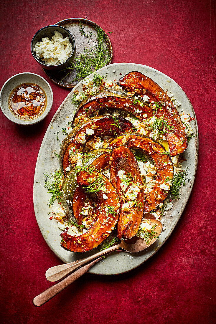 Granatapfel-Ofenkürbis mit Dill, Feta und Chili