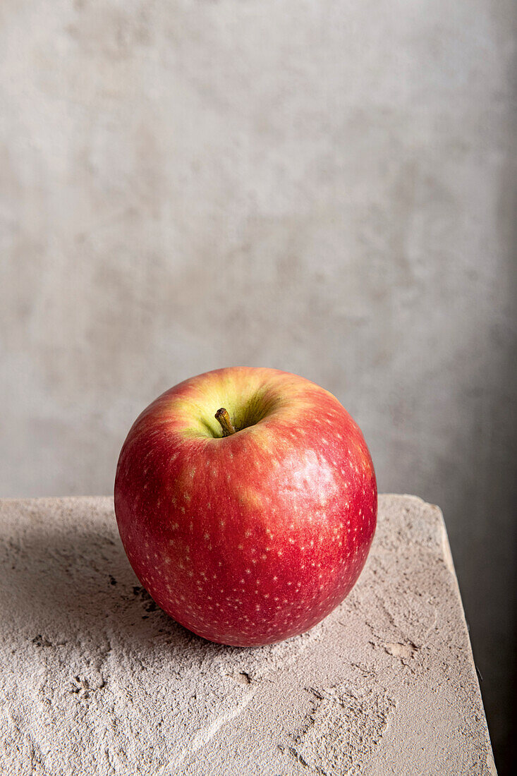 Ein Apfel der Sorte 'Pink Lady'