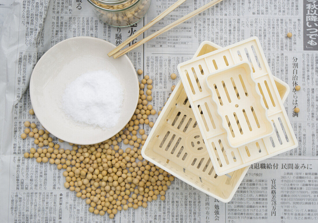 Dried soya beans, coagulant and mold for the production of momendoufu