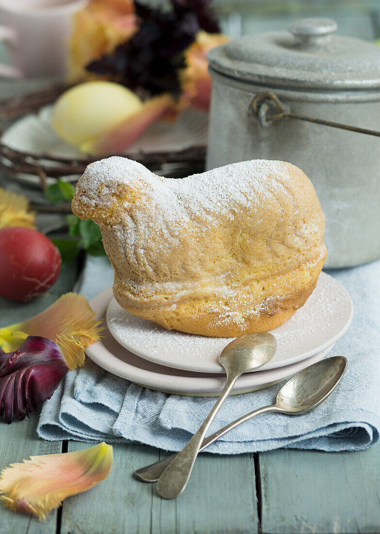 Gebackenes Osterlamm und Silberlöffel auf Terrassentisch