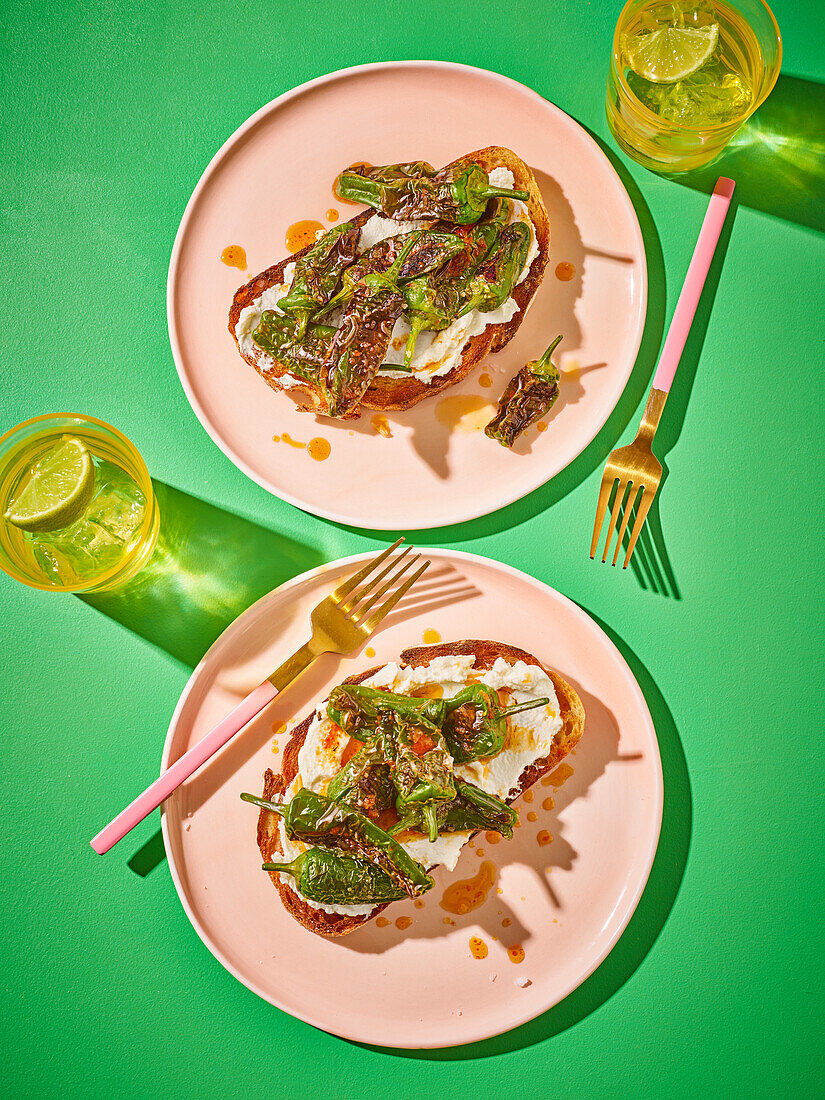 Gebratene Padron-Paprika mit Ricotta auf Brot