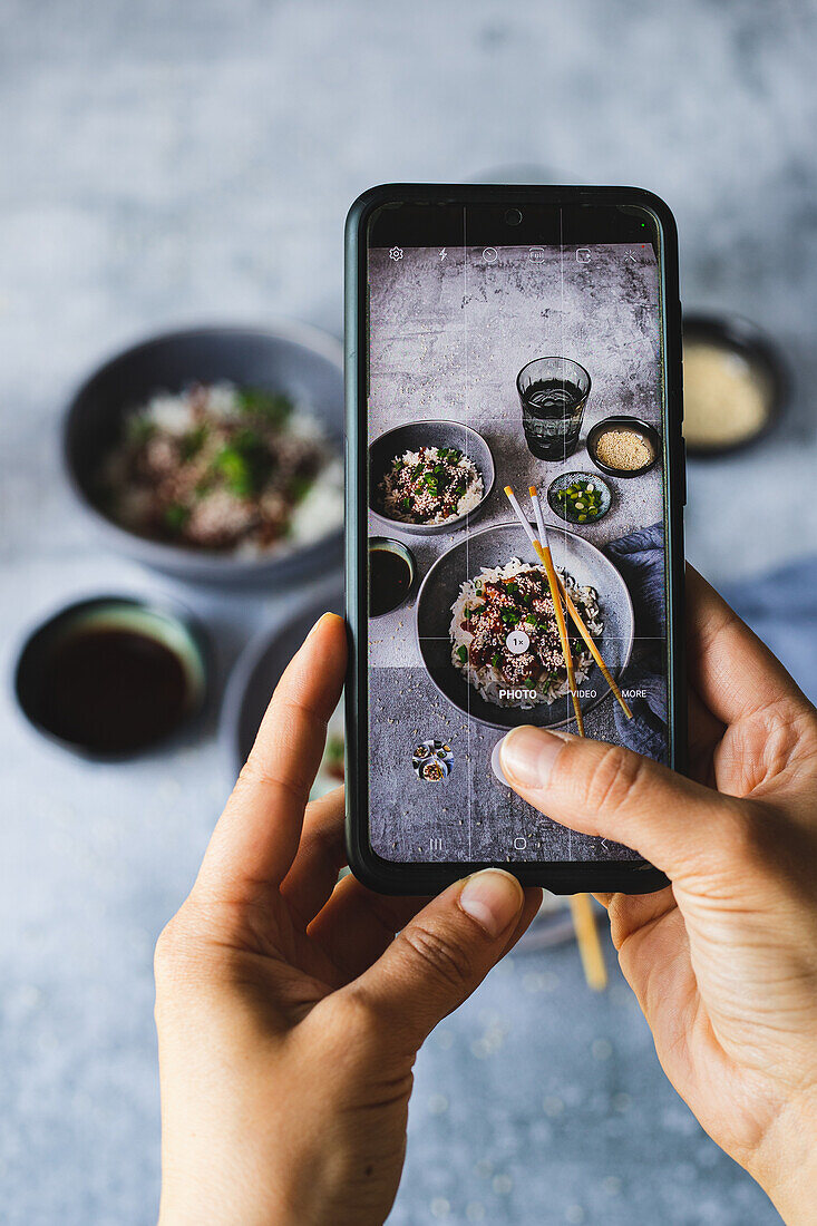 Chinesisches Essen mit Handy fotografieren