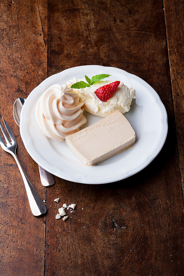 Caramel ice cream with meringue and whipped cream