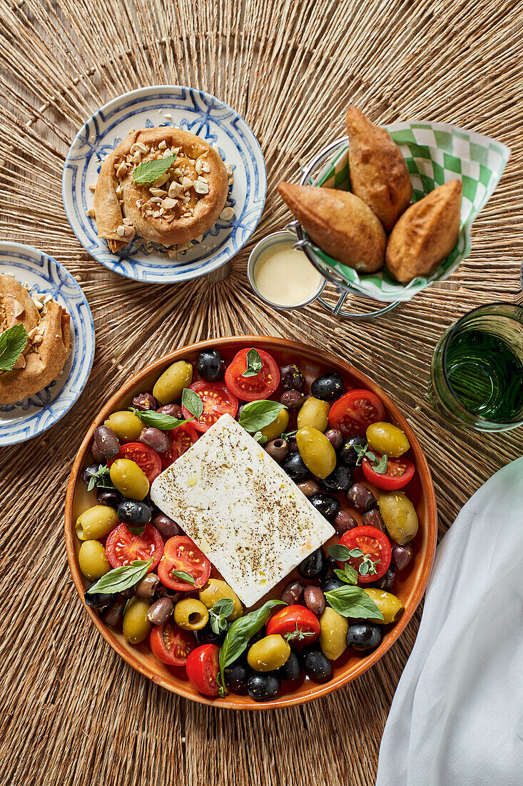 Burek, Wegerich-Empanada, Tomatensalat mit Oliven und Käse