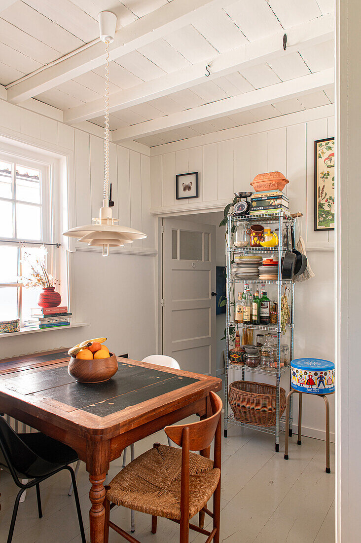 Küche im Landhausstil mit Holzdecke und Metallregal