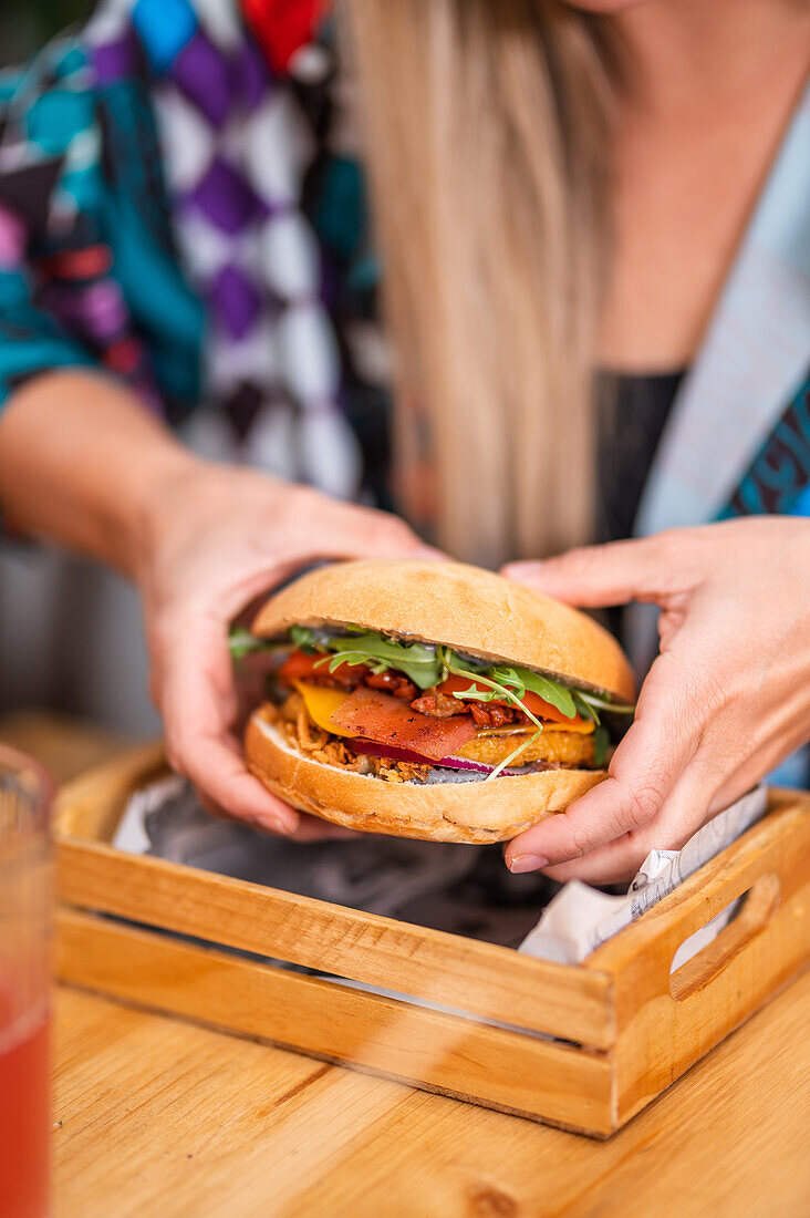 Hamburger serviert im Holzkästchen